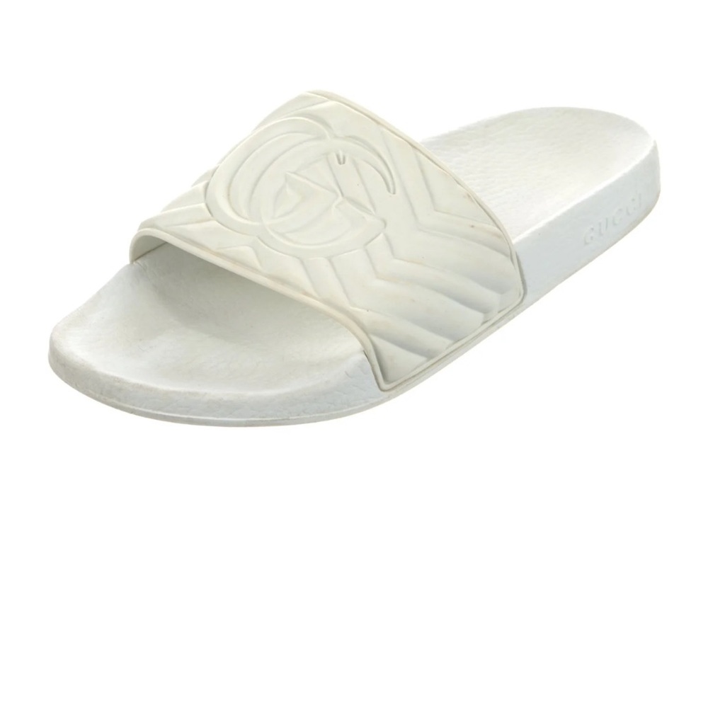 Gucci Matelasse White Sandals Sleek and Stylish. Rubber slides